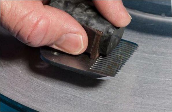 Заточване на остриетата на машината за подстригване