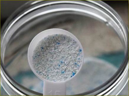 Лъжицата или мерителната чаша играе важна роля при дозиране на праховете за съдомиялна машина