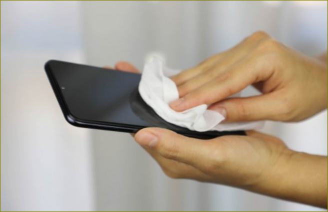 Избърсване на смартфона с кърпичка