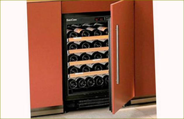 Шкаф за вино с техническа врата за монтаж в кухнята снимка