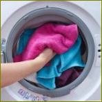 Зареждане на прането в пералната машина
