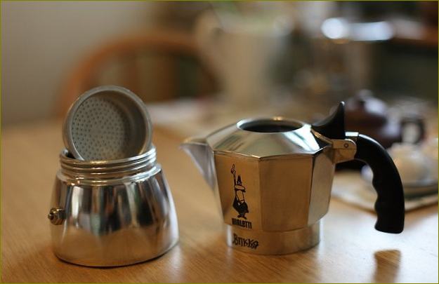 Гейзерната кафемашина е едно от най-лесните устройства за приготвяне на кафе