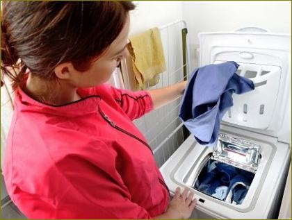 Зареждане на пране в изправена перална машина