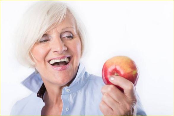 Възрастна жена с ябълка
