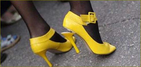 Жълти обувки с отлепена пета снимка