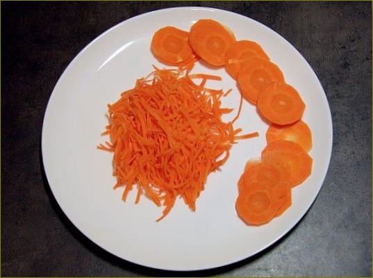 Моркови, настъргани и нарязани в блендера