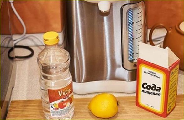 Оцет, лимон и сода за хляб за почистване на термокана