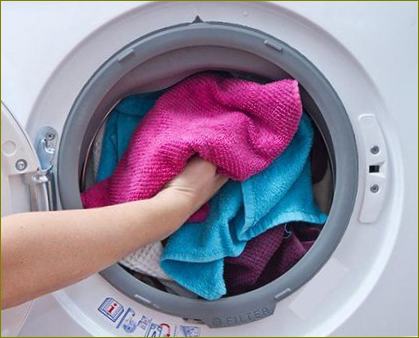 Зареждане на прането в пералната машина
