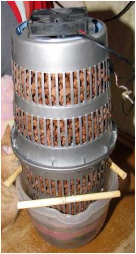 Овлажнител за въздух, изработен от експандирана глина и кофа