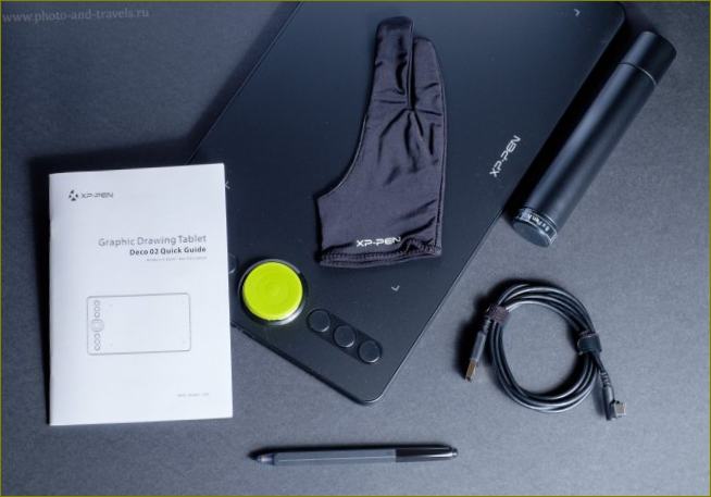 Снимка 2. С какво се предлага XP-PEN Deco 02? Ръководство за употреба, ръкавица, калъф за писалка и резервни пера, USB кабел и стилус